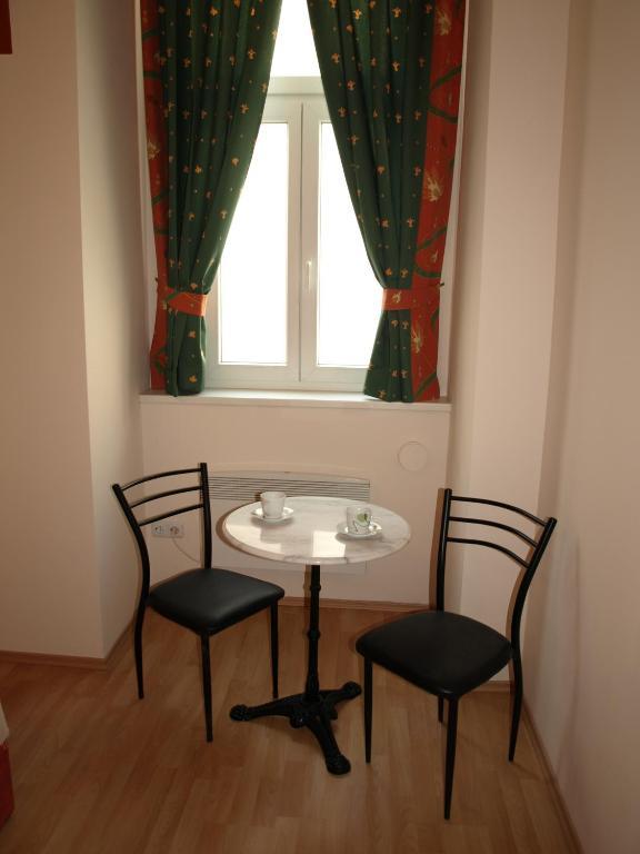 Pension Tal Studios Виена Стая снимка
